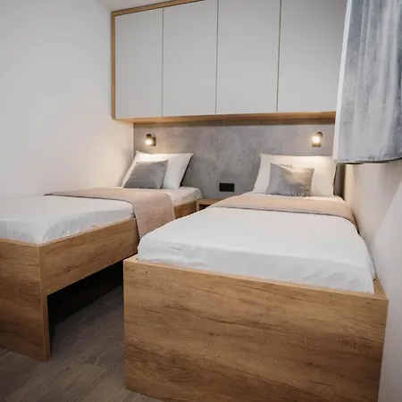 Ac Ivona - Mobile Aurora Camping